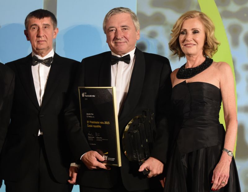 Vítězem soutěže EY Podnikatel roku 2015 se v Praze stal majitel společnosti GZ Media Zdeněk Pelc (uprostřed). Vlevo je ministr financí Andrej Babiš a vpravo vedoucí partnerka EY Magdalena Souček.