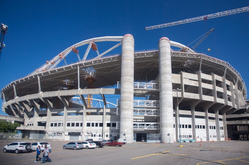 Na olympijském stadionu pro hry v Riu de Janeiro stále není položena atletická dráha. Na olympijském stadionu pro hry v Riu de Janeiro stále není položena atletická dráha.