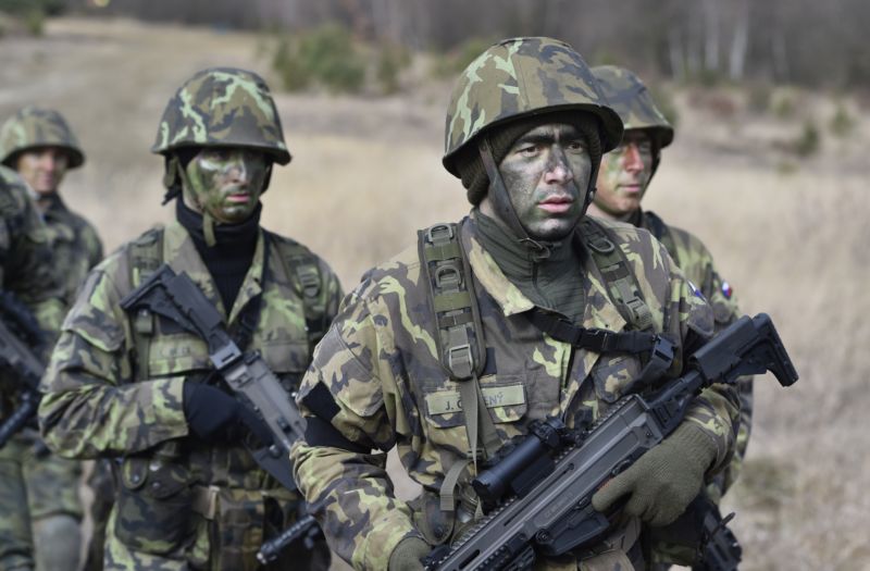 Výcvik nováčků české armády ve vojenském prostoru v Březině u Vyškova.