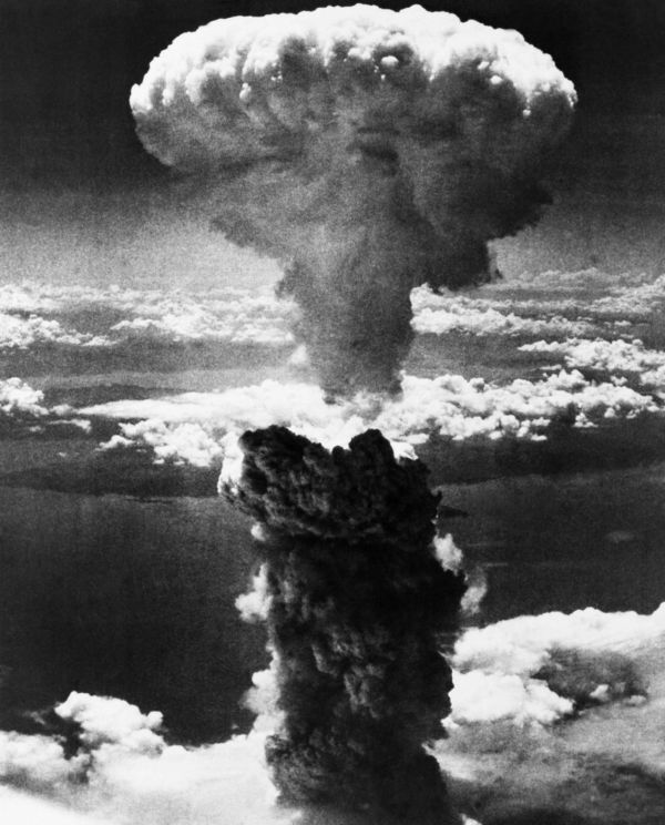 Radioaktivní mrak po výbuchu atomové bomby v Hirošimě.