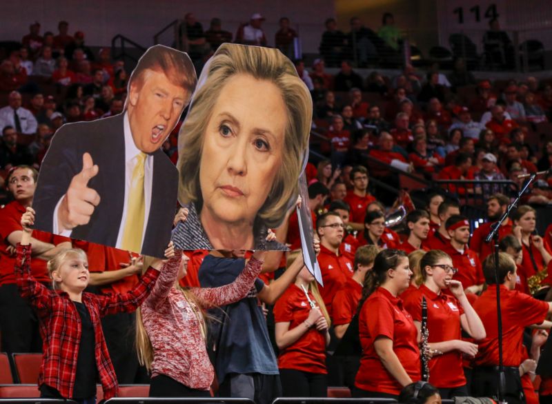 Prezidentské volby USA (na fotografiích republikánský kandidát Donald Trump a demokratka Hillary Clintonová).