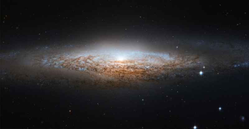 Galaxie NGC 2683. Přezdívá se jí UFO, poněvadž ji vidíme z boku, takže vypadá jako létající talíř.
