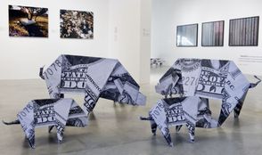 Papírová origami s názvem Dvoudolarová prasátka od Daniela Knorra jsou součástí výstavy Duše peněz, která byla zahájena 18. února v pražském Centru současného umění DOX.