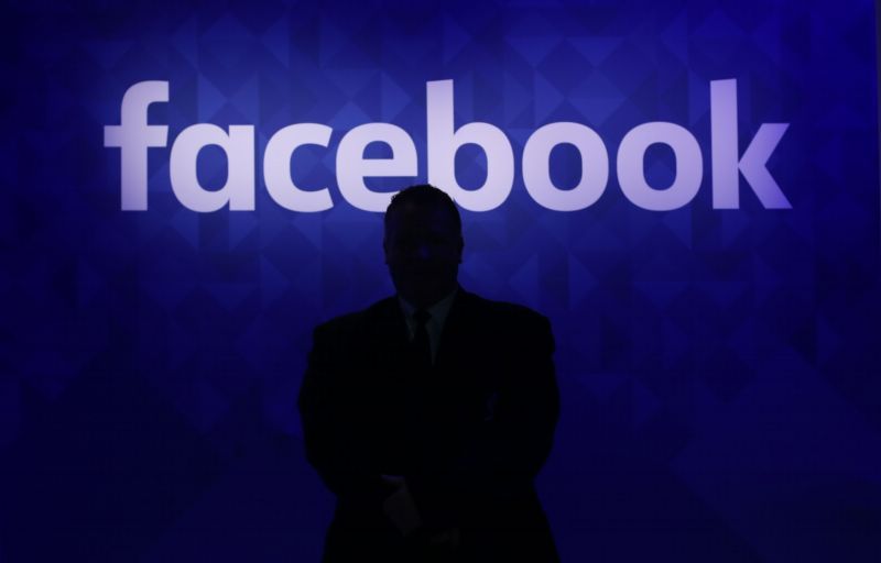 Facebook podezření z porušení zákona odmítá.