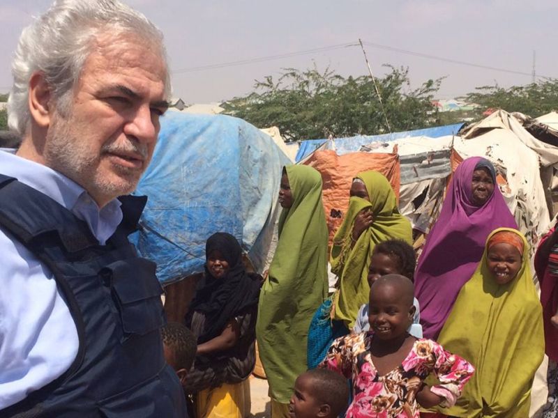 Christos Stylianidis se somálskými dětmi v Mogadišu.