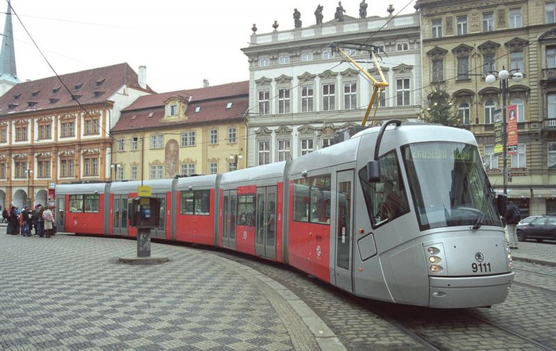 Na fotografii pětičlánková tramvaj Škoda 14T s designem Porsche. Soupravy dodala Dopravnímu podniku hlavního města Prahy plzeňská Škoda Transportation.