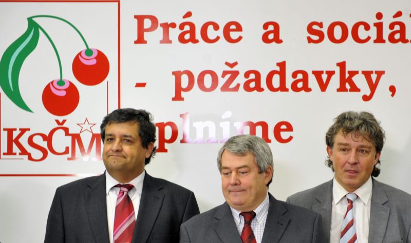 Zleva kandidát na senátora Petr Šimůnek, předseda KSČM Vojtěch Filip a místopředseda strany Jiří Dolejš.