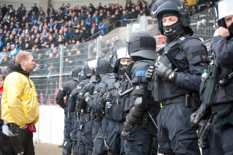 Organizátoři červnového mistrovství Evropy ve fotbale ve Francii vzhledem k listopadovým teroristickým útokům v Paříži zvýšili výdaje na bezpečnost. 