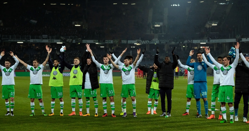 Bundesligový Hannover 96 se rozhodl dát ještě šanci třem mladým fotbalistům, kteří chtěli před měsícem přepadnout kasino. 