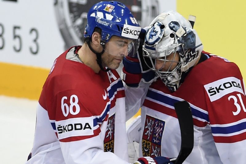 Český útočník Jaromír Jágr a brankář Ondřej Pavelec.