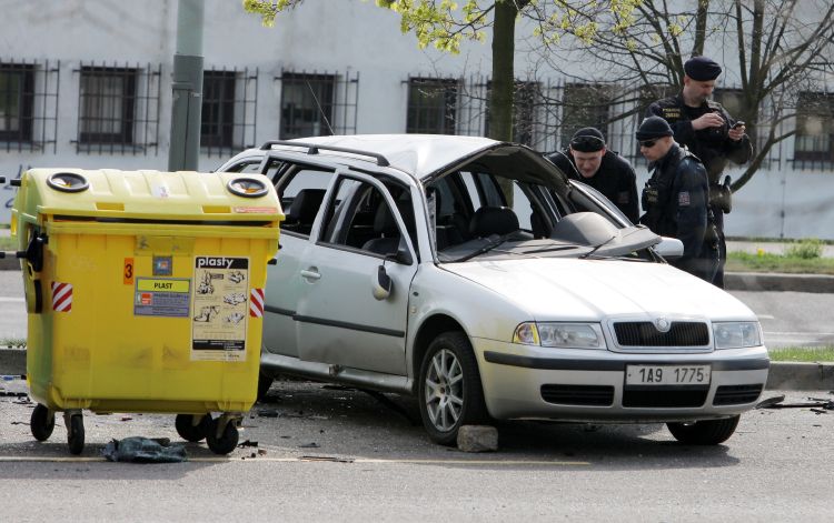Auto, ve které vybuchla v Praze nastražená bomba.