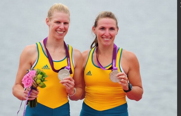 Sarah taitová (vlevo).