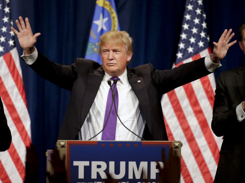 Trump na Romneyho zaútočil, na twitteru mu vytknul, že v roce 2012 nedokázal porazit demokrata Baracka Obamu.