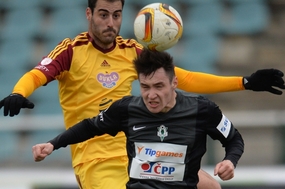 Néstor Albiach Roger z Dukly (vlevo) a Vjačeslav Karavajev z Jablonce v úvodním utkání čtvrtfinále MOL Cupu, fotbalového Poháru FAČR: Dukla Praha - FK Jablonec, které se hrálo 3. března v Praze na Julisce.