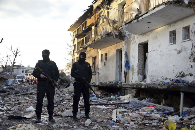 Při pumovém a raketovém útoku přišli na jihu Turecka o život dva policisté. Při pumovém a raketovém útoku přišli na jihu Turecka o život dva policisté.