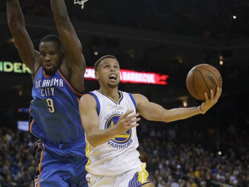 Stephen Curry (vpravo) v zápase s Oklahomou.