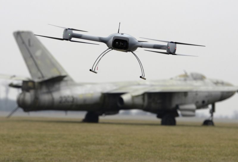 Dron v letovém provozu (ilustrační foto). Dron v letovém provozu (ilustrační foto).