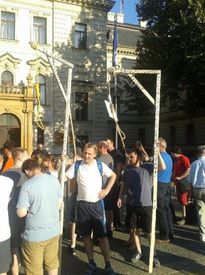 Šibenice na demonstraci proti migraci v Praze.