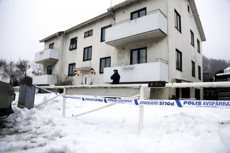 Vyšetřování švédské policie v uprchlickém centru. Vyšetřování švédské policie v uprchlickém centru.