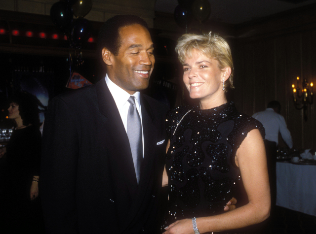 Hvězda amerického fotbalu a filmu "Bláznivá střela" O. J. Simpson s manželkou Nicole Brownovou na archivním snímku z roku 2004.