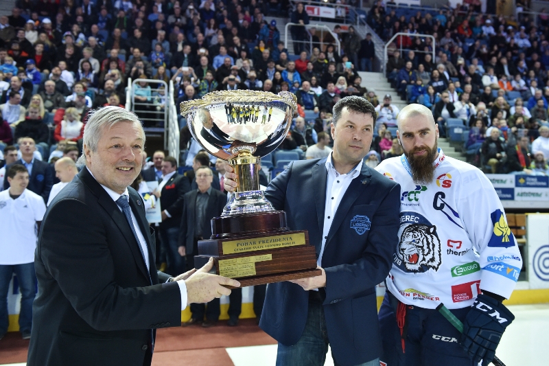 Hokejisté Liberce obdrželi před pátečním utkáním závěrečného 52. kola extraligy proti Karlovým Varům Prezidentský pohár pro vítěze základní části.
