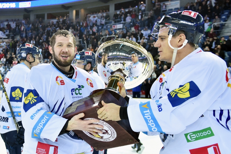 Utkání 52. kola hokejové extraligy: Bílí Tygři Liberec - HC Energie Karlovy Vary, 4. března v Liberci. Domácí hráči Branko Radivojevič (vpravo) a brankář Ján Lašák s pohárem pro vítěze základní části.