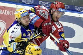 Utkání 42. kola hokejové extraligy: PSG Zlín - HC Oceláři Třinec, 31. ledna ve Zlíně. Zleva Jan Maruna ze Zlína a Tomáš Plíhal z Třince.