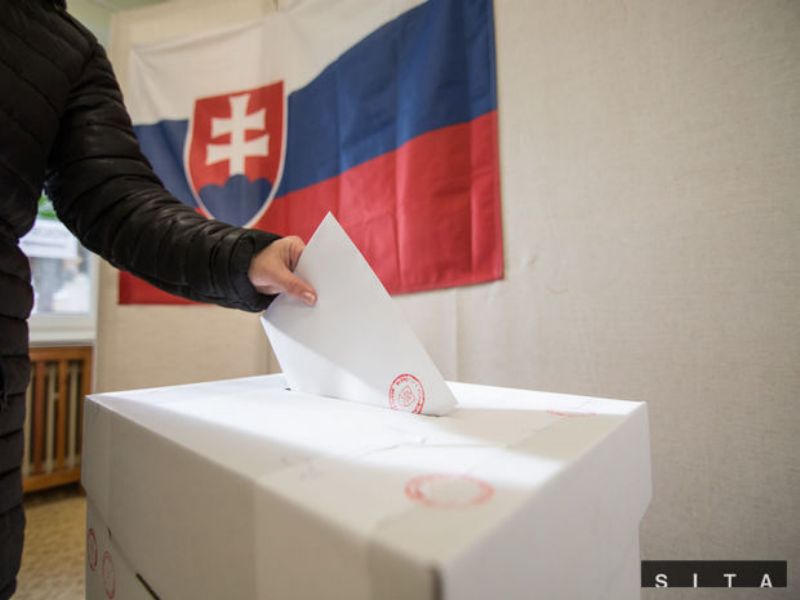 Slováci od rána ve volbách rozhodují o novém složení parlamentu. 