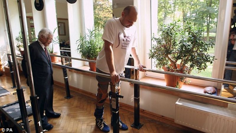 Tým polských a britských vědců chce zopakovat úspěšnou léčbu poraněné míchy.