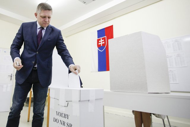 Premiér a lídr Směru-SD Robert Fico volí.