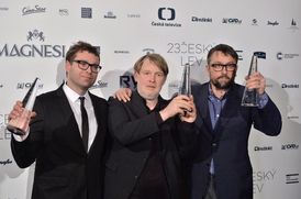 Zleva producent Milan Kuchynka, režisér Marek Najbrt a herec Marek Daniel s cenou Český lev za mimořádný počin v oblasti audiovize.