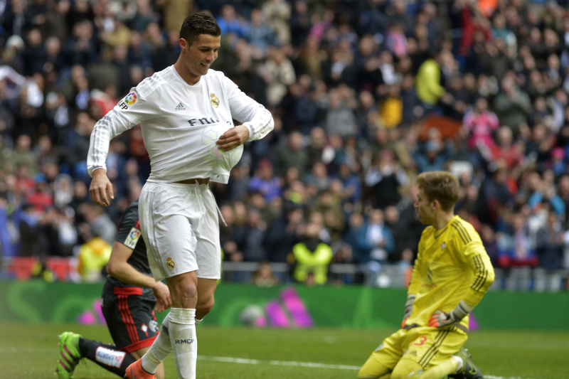 Cristiano Ronaldo slaví jednu ze čtyř branek ve vítězném zápase Realu.