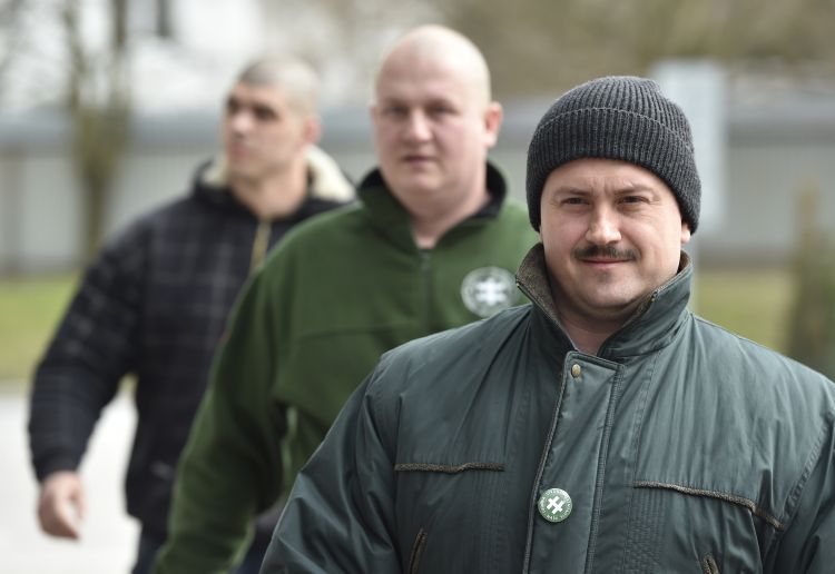 Předseda krajně pravicové Lidové strany Naše Slovensko Marian Kotleba (vpravo) přichází v doprovodu své ochranky na televizní debatu v TV Markíza.