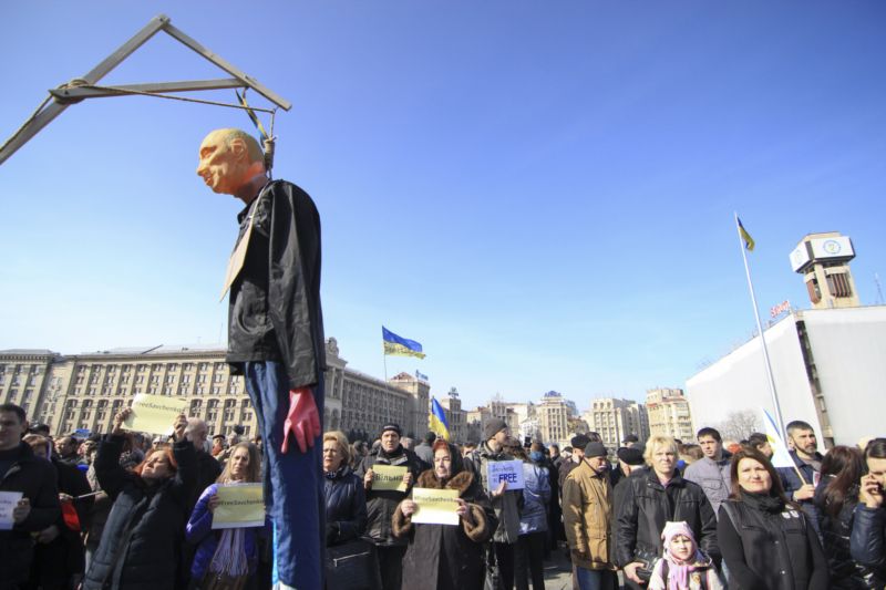 Několik stovek lidí demonstrovalo před ruskou ambasádou v Kyjevě.