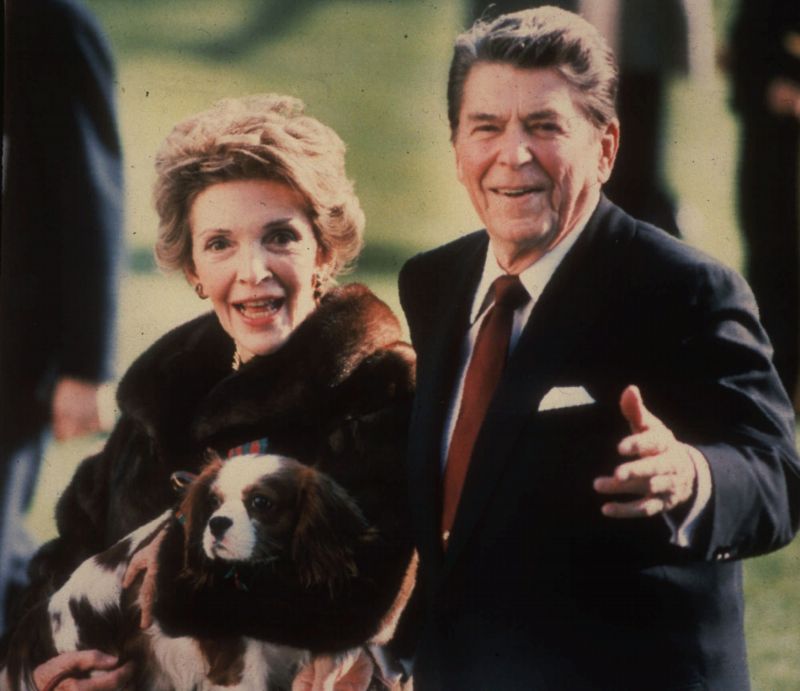 Prezidentský pár Nancy Reaganová a Ronald Reagan se svým psem Rexem.