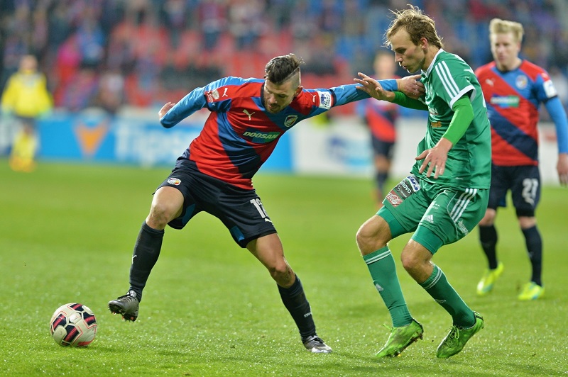 Utkání 20. kola první fotbalové ligy: Viktoria Plzeň - 1. FK Příbram, 6. března v Příbrami. Michal Ďuriš (vlevo) z Plzně a Josef Divíšek z Příbrami.