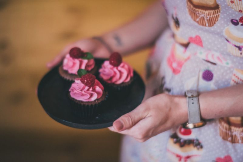 Čokoládový cupcake s malinovým krémem.