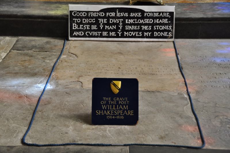Shakespearův hrob v kostele v Stratfordu nad Avonou. Shakespearův hrob v kostele v Stratfordu nad Avonou.