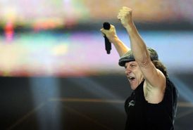 Zpěvák kapely Brian Johnson.