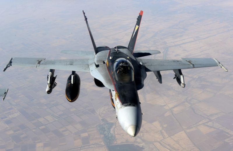 Americká stíhačka F-18E Super Hornet při operaci v Iráku. Americká stíhačka F-18E Super Hornet při operaci v Iráku.