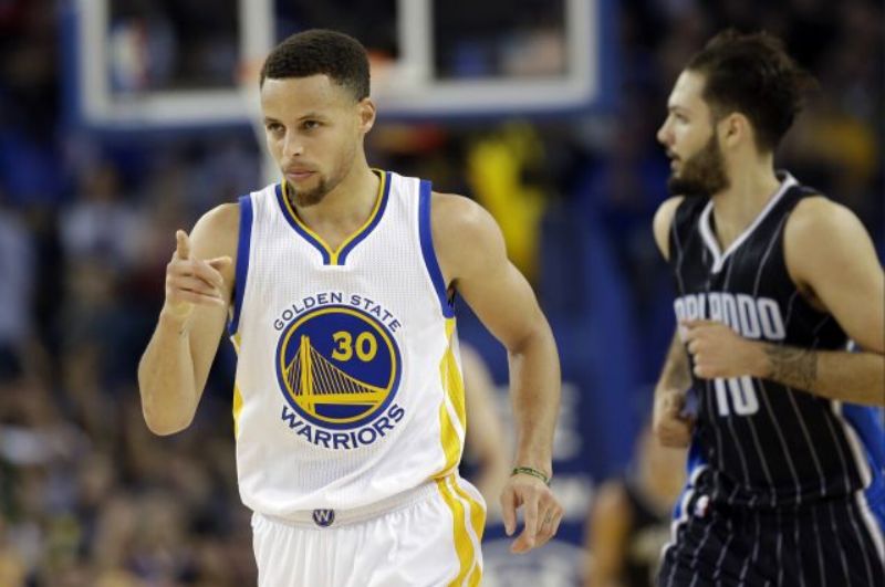 Stephen Curry (vlevo).