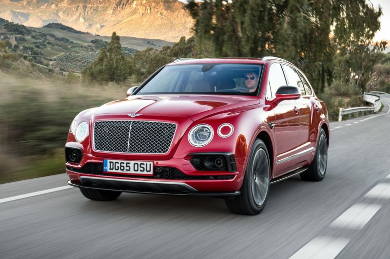 Bentley Bentayga se na nedostatek klientů stěžovat nemůže.