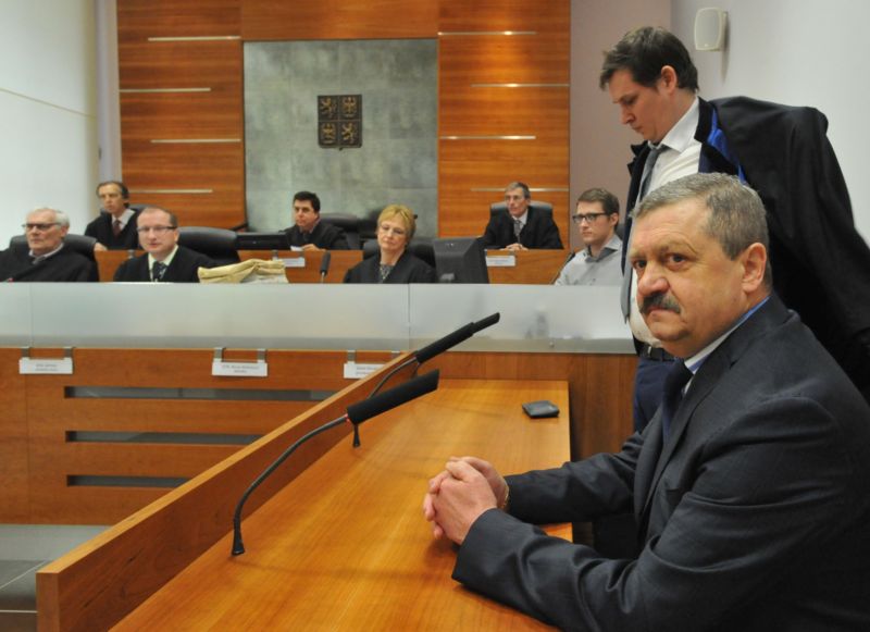 Kárný senát Nejvyššího správního soudu projednával 8. března v Brně žalobu na státního zástupce Ladislava Kosána (vpravo).