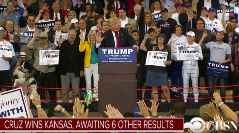 Donald Trump při mítinku, kde údajně vyzýval k fašistickému pozdravu.
