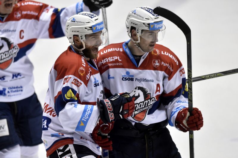 Utkání 1. kola skupiny o umístění v hokejové extralize: HC Dynamo Pardubice - HC Verva Litvínov, 8. března v Pardubicích. Pardubičtí hokejisté Tomáš Marcinko (vlevo) a Petr Čáslava (vpravo) se radují z branky.