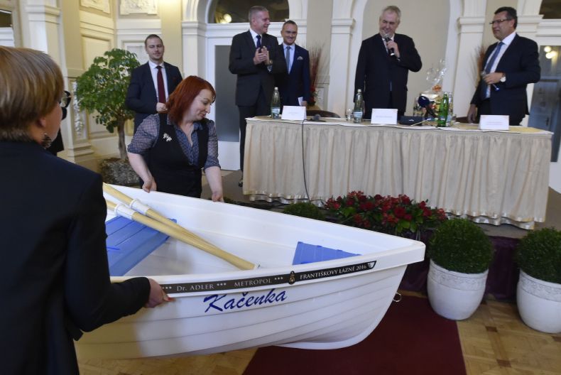Miloš Zeman dostal dárek - dvoumetrovou loďku Kačenku.