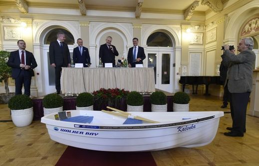 Miloš Zeman dostal dárek - dvoumetrovou loďku Kačenku.