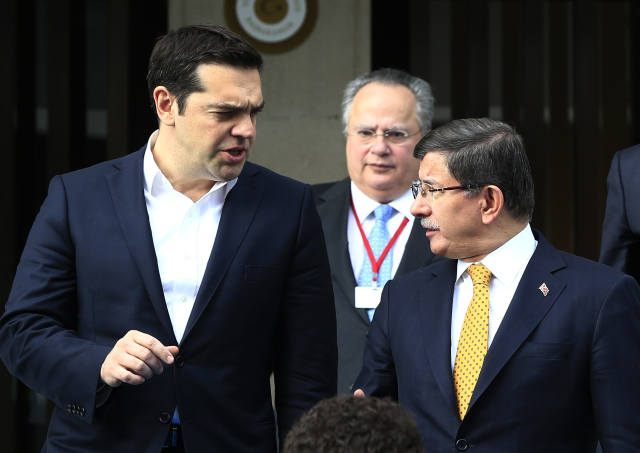 Řecký premiér Alexis Tsipras (vlevo) a turecký premiér Ahmet Davutoglu.