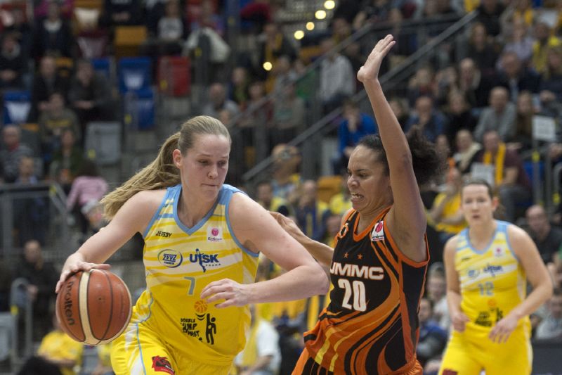 ZVVZ USK Praha - Jekatěrinburg, utkání skupiny B závěrečného 14. kola Evropské ligy basketbalistek, 10. února v Praze. Zleva Alena Hanušová z USK a Kristi Toliverová z Jekatěrinburgu.