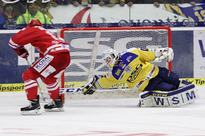 Vladimír Svačina (TŘI) rozhodl utkání v nájezdech. V brance Libor Kašík (ZLN). Druhé utkání předkola Play-off hokejové extraligy PSG Zlín - HC Oceláři Třinec, které se hrálo 8. března 2016 ve Zlíně.